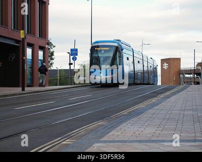 Eine Straßenbahn im Railway Drive, Wolverhampton, zwischen den Gebäuden i9 und i10, auf dem Weg zum Bahnhof Wolverhampton von Birmingham - Oktober 2025 Stockfoto