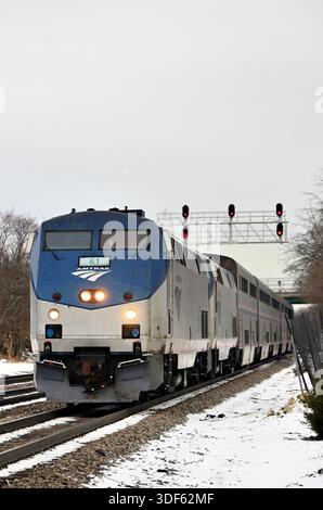 Naperville, Illinois, USA. Amtrak's California Zephyr nähert sich seiner ersten Haltestelle am lokalen Bahnhof. Stockfoto