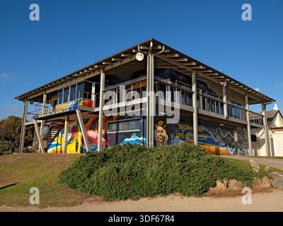 Melbourne Bayside / Dromana Lifesaving Club im beliebten Vorort Dromana. Stockfoto
