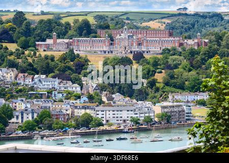 Blick auf das Britannia Royal Naval College (BRNC Dartmouth), das stolz in baumbewachsenen Hügeln mit Blick auf den River Dart, South Hams, Devon England, liegt Stockfoto