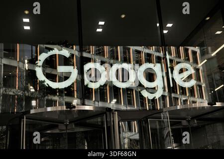 Google Markenlogo über dem Eingang des britischen Hauptsitzes in Pancras Square, King's Cross, London, England, Großbritannien. Google HQ Stockfoto