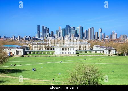 Berühmte Aussicht auf Greenwich Park und Old Royal Naval College auf Skyline-Gebäude im Finanzviertel Canary Wharf, London, England, Großbritannien. Stockfoto