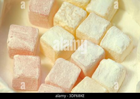 Traditionelle türkische Köstlichkeiten mit Rosen- und Zitronengeschmack. Nahaufnahme von türkischem Delight (Lokum), in Puderzucker gestaubt. Stockfoto