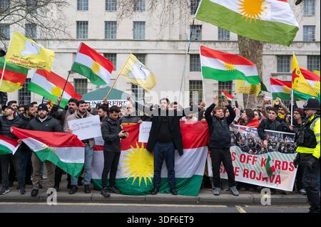 London, Großbritannien. Januar 2026. Die Demonstranten rufen Slogans und halten die Kurdistan Flaggen während der Demonstration. Syrische kurdische Demonstranten versammelten sich vor der Downing Street in London, um die Entfernung extremistischer Gruppen aus Syrien zu fordern und die britische Regierung zu drängen, Sanktionen gegen die syrische Regierung zu verhängen. Quelle: SOPA Images Limited/Alamy Live News Stockfoto