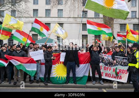 London, Großbritannien. Januar 2026. Die Demonstranten rufen Slogans und halten die Kurdistan Flaggen während der Demonstration. Syrische kurdische Demonstranten versammelten sich vor der Downing Street in London, um die Entfernung extremistischer Gruppen aus Syrien zu fordern und die britische Regierung zu drängen, Sanktionen gegen die syrische Regierung zu verhängen. (Foto: Andrea Domeniconi/SOPA Images/SIPA USA) Credit: SIPA USA/Alamy Live News Stockfoto