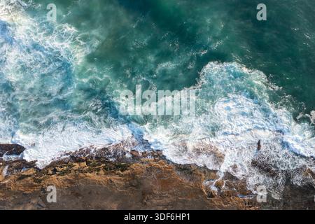 Von oben aus der Vogelperspektive auf die zerklüftete Küste von Dudley Beach - Newcastle NSW Australien Stockfoto