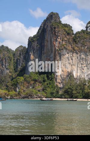 Hohe Kalksteinfelsen, die über Railay Beach - Krabi Thailand ragen Stockfoto