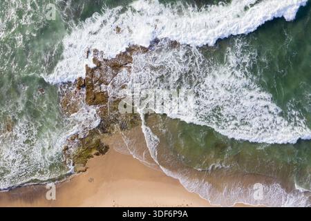 Luftaufnahme der felsigen Gegend am Dudley Beach - Newcastle NSW Australien - Top Down Stockfoto