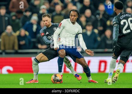 Tottenham Hotspur Stürmer Mathys Tel (11) und Aston Villa Defender Matty Cash während des Fußballspiels im englischen Cup, FA Cup zwischen Tottenham Hotspur und Aston Villa am 10. Januar 2026 im Tottenham Hotspur Stadium in London Stockfoto