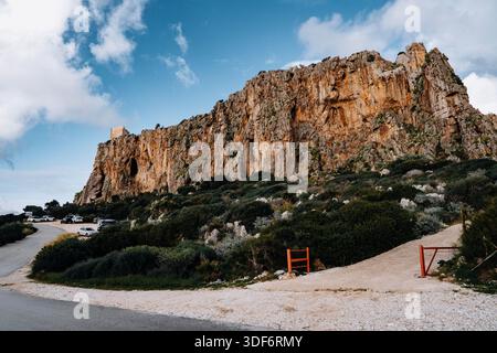 Torre Isulidda In Der Nähe Von San Vito Lo Capo In Sizilien: Historischer Küstenwachturm Mit Zerklüfteten Kalksteinbergen Und Südlichen Klippen In Natur Stockfoto