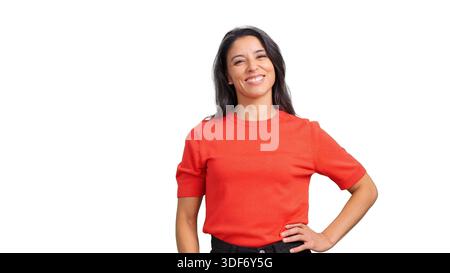 Lächelnde Frau posiert und sieht isoliert in die Kamera Stockfoto