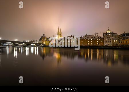 Regensburg, Bayern, Deutschland, 24. November 2025, Regensburg mit Blick auf den Petersdom und die Steinerne Brücke bei Nacht im Winter mit Schnee und Stockfoto
