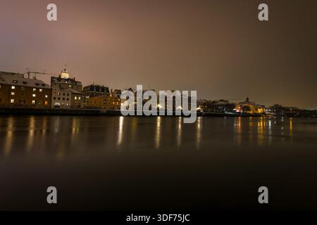 Regensburg, Bayern, Deutschland, 24. November 2025, Regensburg mit Blick auf den Petersdom und die Steinerne Brücke bei Nacht im Winter mit Schnee und Stockfoto