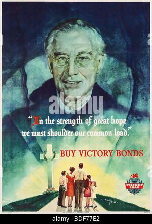 Propaganda-Poster des Zweiten Weltkriegs (U.S. Government Printing Office, 1945) „Buy Victory Bonds“, Cecil Calvert Beall Artwork. Präsident Franklin D. Roosevelt schaut über eine Familie, während sie um ein Grab trauert Stockfoto