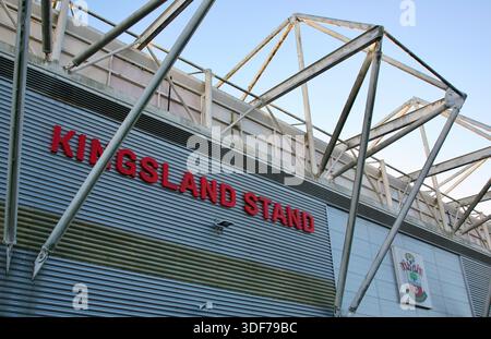 Ein Blick auf die Kingsland Stand im St Mary's Stadium, Heimstadion des Southampton Football Club, Southampton, Hampshire, Großbritannien. Stockfoto