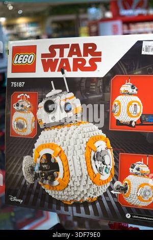 LEGO Star Wars BB-8 Bauset (Set 75187) im Einzelhandel in einem Spielwarengeschäft. Das Disney-lizenzierte LEGO-Modell enthält den BB-8 Droiden. Stockfoto