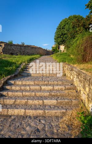 Kopfsteinpflasterpflasterpfad und Stufen entlang der Verteidigungsmauern der Festung Belgrad (Kalemegdan) im Sommer, Belgrad, Serbien. Stockfoto