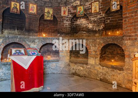 Belgrad, Serbien, 13.06.22. Inneres der kleinen orthodoxen St. Petka Kapelle in der Kalemegdan Festung in Belgrad, Serbien, Steinkrypte mit Ikonen, Altar. Stockfoto