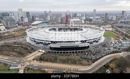 London, England am 11. Januar 2026. London, Großbritannien. Januar 2026. Allgemeine Luftaufnahme vor dem London Stadium vor dem Spiel der West Ham United gegen Queens Park Rangers Emirates FA Cup 3. Runde im London Stadium, London, England am 11. Januar 2026 Credit: Ian Stephen/Every Second Media Credit: Every Second Media/Alamy Live News Stockfoto