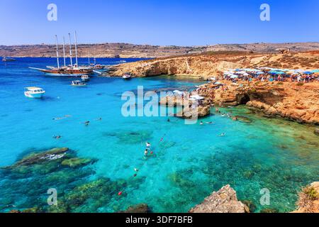 Comino Island, Malta. Blaue Lagune und Gozo Island im Hintergrund. Stockfoto