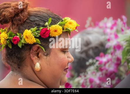 Übergewichtige Frau mit Blumenkranz, Nahaufnahme. Junge, fettleibige und große positive Frau. Glückliche indische schöne übergewichtige Frau mit einem Lächeln auf ihrem f Stockfoto