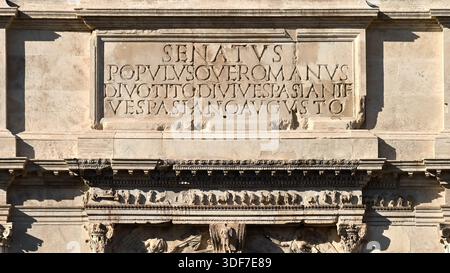 Nahaufnahme der originalen lateinischen Inschrift auf der Ostseite des Titusbogens, Forum Romanum, Via Sacra, Rom, im Breitbildformat Stockfoto