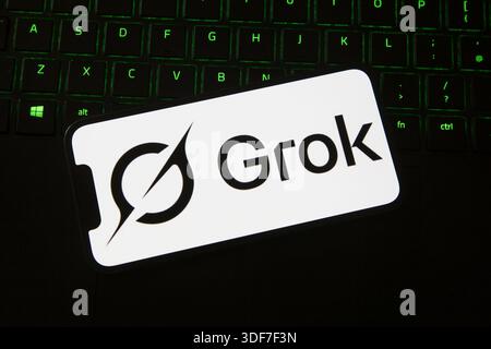 Grok AI App auf einem iphone mit grok Logo Stockfoto