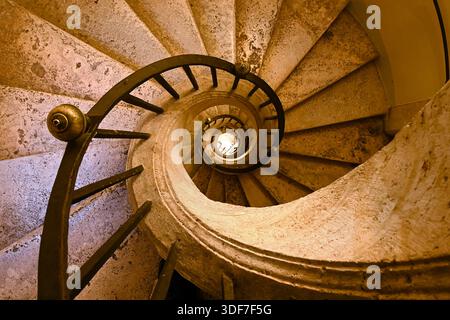 Rom, Italien - 2. Januar 2026: Spiralförmige Travertinsteintreppe von oben mit kunstvollem Eisengeländer von Gian Lorenzo Bernini in Santa Maria Maggiore Stockfoto