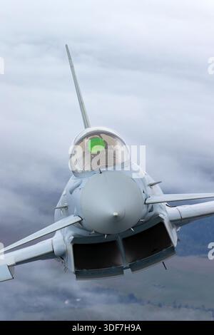 Nahaufnahme eines Luftbild-Luftwaffe-Eurofighter EF-2000 Taifun S während der NATO-Tage 2025. Das Bild konzentriert sich auf den Cockpit-Bereich, der den Piloten im Flug zeigt. Der Eurofighter Typhoon ist ein zweimotoriges Überschallflugzeug, das von der Luftwaffe betrieben wird und von zwei Eurojet EJ200 Turbofan-Triebwerken angetrieben wird. Das Flugzeug verfügt über eine Dreiecksflügel- und Kanardenkonfiguration, fortschrittliche Avionik und Standard-Kennzeichen der deutschen Luftwaffe, die hier in einer sauberen Präsentation während des Fluges festgehalten werden. Stockfoto