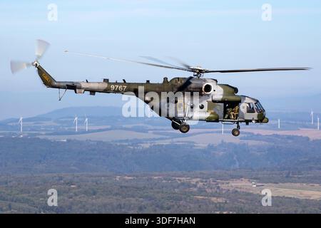 Luft-Luft-Bild eines MIL Mi-171Sh Hubschraubers der tschechischen Luftwaffe, der während der NATO-Tage 2025 fliegt. Der Mi-171Sh ist ein modernisierter militärischer Transporthubschrauber der Mi-8/17-Familie und wird von der tschechischen Luftwaffe für Truppentransport und Unterstützungsmissionen eingesetzt. Dieses Flugzeug trägt die Zulassung 9767, Seriennummer 59489619767, und die Einheitenmarkierungen 22.ZL. Er wird von zwei Klimov TV3-117VM-Turbowellenmotoren angetrieben und verfügt über einen fünfflügeligen Hauptrotor und eine hintere Laderampe. Stockfoto