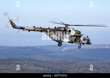 Dieses Foto zeigt einen MIL Mi-171Sh Hubschrauber der tschechischen Luftwaffe, der während des Fluges an den NATO Days 2025 gefangen wurde. Der Mi-171Sh ist ein zweimotoriger militärischer Transporthubschrauber, der auf der Mi-8/17-Serie basiert und häufig für logistische und unterstützende Aufgaben eingesetzt wird. Dieses von der tschechischen Luftwaffe betriebene Beispiel ist als 9767 mit der Seriennummer 59489619767 registriert und zeigt 22.ZL-Einheitenmarkierungen an. Der Hubschrauber ist mit zwei Klimov TV3-117VM Turbowellenmotoren, einem fünfblättrigen Hauptrotor und einem verstärkten Rumpf ausgestattet. Stockfoto