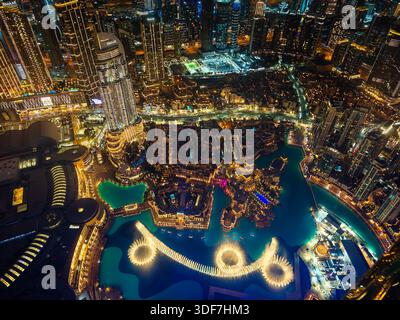 01 11 2026 - Dubai, VAE. Dubai-Brunnen neben dem Burj Khalifa in der Business Bay in der Innenstadt von Dubai. Live-Show bei Nacht mit beleuchteten Wolkenkratzern Stockfoto