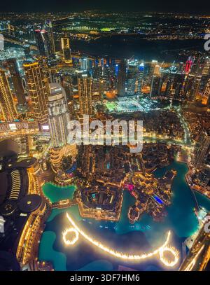01 11 2026 - Dubai, VAE. Dubai-Brunnen neben dem Burj Khalifa in der Business Bay in der Innenstadt von Dubai. Live-Show bei Nacht mit beleuchteten Wolkenkratzern Stockfoto