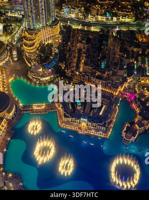 01 11 2026 - Dubai, VAE. Dubai-Brunnen neben dem Burj Khalifa in der Business Bay in der Innenstadt von Dubai. Live-Show bei Nacht mit beleuchteten Wolkenkratzern Stockfoto