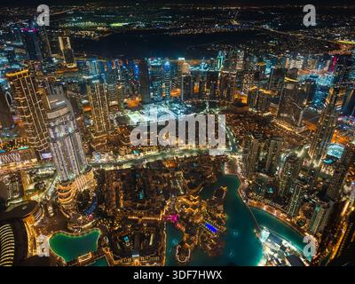 01 11 2026 - Dubai, VAE. Dubai-Brunnen neben dem Burj Khalifa in der Business Bay in der Innenstadt von Dubai. Live-Show bei Nacht mit beleuchteten Wolkenkratzern Stockfoto