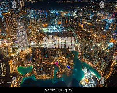 01 11 2026 - Dubai, VAE. Dubai-Brunnen neben dem Burj Khalifa in der Business Bay in der Innenstadt von Dubai. Live-Show bei Nacht mit beleuchteten Wolkenkratzern Stockfoto