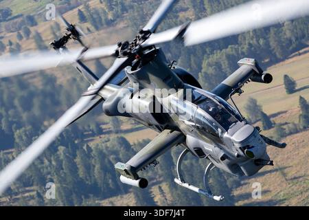 Der Bell AH-1Z Viper-Kampfhubschrauber der Tschechischen Luftwaffe, Registrierung 0489, wird während der NATO-Tage 2025 in Nahaufnahme gezeigt. Das zweimotorige Flugzeug verfügt über einen vierflügeligen Hauptrotor aus Verbundwerkstoff, zwei GE T700-GE-401C Turbowellenmotoren und ein Glascockpit. Ausgestattet mit Präzisionswaffensystemen einschließlich Raketen und einer Kanone, führt der Hubschrauber Angriffsmissionen durch. Der Pilot ist sichtbar, und der Rumpf zeigt tschechische nationale Militärmarkierungen in Grau. Stockfoto