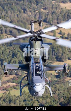 Die tschechische Luftwaffenglocke AH-1Z Viper, registriert 0489, wird während der NATO-Tage 2025 in einer Luft-Luft-Nahaufnahme gezeigt. Der AH-1Z ist ein von der AH-1W SuperCobra abgebauter Kampfhubschrauber. Er verfügt über einen vier-Blatt-Hauptrotor, zwei General Electric T700-GE-401C-Turbowellenmotoren und ein Glas-Cockpit. Der Hubschrauber ist mit fortschrittlichen Zielsystemen und Waffen für präzise Angriffsmissionen ausgestattet. Der Pilot und das Cockpit sind gut sichtbar, und die nationalen Markierungen sind auf dem Rumpf angebracht. Stockfoto