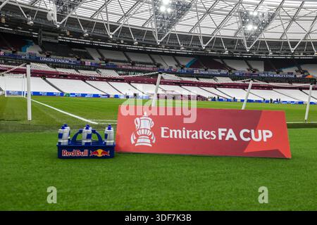 London Stadium, Stratford am Sonntag, den 11. Januar 2026. London, Großbritannien. Januar 2026. Allgemeine Ansicht im Inneren des Stadions mit dem Sponsorboard des Emirates Turniers und den Red Bull Drink Kanistern vor dem Spiel der dritten Runde des Emirates FA Cup zwischen West Ham United und Queens Park Rangers im London Stadium, Stratford am Sonntag, den 11. Januar 2026. (Foto: Kevin Hodgson | MI News) Credit: MI News & Sport /Alamy Live News Stockfoto