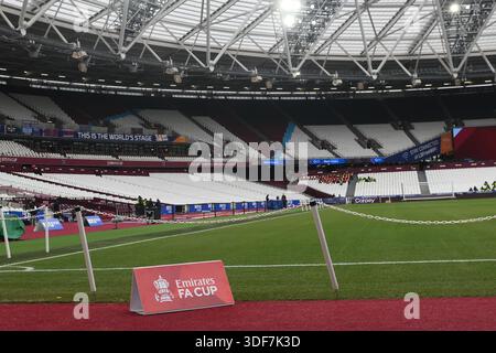 London Stadium, Stratford am Sonntag, den 11. Januar 2026. London, Großbritannien. Januar 2026. Allgemeine Ansicht im Inneren des Stadions mit Emirates Turnier Sponsor Boar vor dem Spiel der dritten Runde des Emirates FA Cup zwischen West Ham United und Queens Park Rangers im London Stadium, Stratford am Sonntag, den 11. Januar 2026. (Foto: Kevin Hodgson | MI News) Credit: MI News & Sport /Alamy Live News Stockfoto