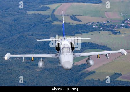 Air-to-Air-Foto, das die tschechischen Luftwaffe Aero L-39 Albatross und Aero L-159A ALCA-Jets bei koordiniertem Flug an den NATO-Tagen 2025 zeigt. Der Nahwinkel konzentriert sich auf den Piloten im Cockpit mit sichtbarem Helm, Visier und Sauerstoffausrüstung. Der L-39 dient in erster Linie als fortgeschrittener Jet-Trainer mit AI-25TL Turbofan-Motor. Die L-159A ALCA ist ein leichtes Kampfflugzeug mit einem Honeywell F124-GA-100 Turbofan, das von der tschechischen Luftwaffe für nationale und alliierte Missionen betrieben wird. Stockfoto