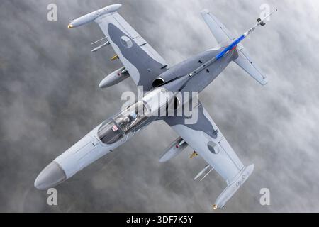 Luft-Luft-Ansicht einer tschechischen Luftwaffe Aero L-159A ALCA während des Fluges während der NATO-Tage 2025. Das Bild konzentriert sich auf den Cockpitbereich und zeigt deutlich den Piloten unter dem Vordach. Die L-159A ist ein einsitziges Unterschallflugzeug, das aus der Aero L-39 Albatross Flugzeugzelle entwickelt wurde. Er wird von einem einzelnen Honeywell F124-GA-100 Turbofan-Motor angetrieben und für Trainings- und Einsatzmissionen eingesetzt. Das Foto dokumentiert die Flugkonfiguration und das Cockpit-Layout des Flugzeugs von oben. Stockfoto