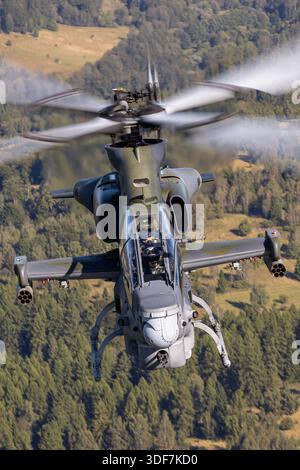 Das Bild zeigt eine Nahaufnahme eines Lufthubschraubers der tschechischen Luftwaffe Bell AH-1Z Viper während der NATO-Tage 2025. Der AH-1Z ist ein zweimotoriger Kampfhubschrauber, der von Bell Helicopter entwickelt wurde und von zwei General Electric T700-GE-401C Turbowellenmotoren angetrieben wird. Das Cockpit-Vordach und der Pilot sind deutlich sichtbar, mit tschechischen Militärzeichen und der Zulassung 0489. Das Flugzeug ist für Angriffs- und Escort-Missionen konfiguriert und wird im normalen Betriebsflug gezeigt. Stockfoto
