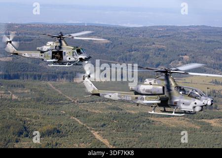 Bei den NATO Days 2025 wurde die tschechische Luftwaffe Bell UH-1Y Venom Reg. 0493 und Bell AH-1Z Viper Reg. 0489 Fliegen in Formation, die Luft-Luft-Manöver durchführen. Der UH-1Y Iroquois ist ein zweimotoriger Nutzhubschrauber, während der AH-1Z Cobra ein zweimotoriger Kampfhubschrauber mit fortschrittlicher Avionik und Waffensystemen ist. Das Display zeigt die Manövrierfähigkeit, Präzision, Einsatzvielfalt und koordinierte taktische Fähigkeiten beider Hubschrauber. Stockfoto