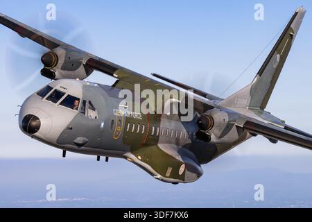 Das Bild zeigt ein Flugzeug der tschechischen Luftwaffe CASA C295MW, Kennzeichen 0481, Seriennummer S-172, mit der MFO Multinational Force & Observers Unit Markierungen während eines Luft-Luft-Fluges am NATO-Tag 2025. Die Nahansicht des Piloten zeigt das Cockpit, die Avionik und die Besatzungspositionen. Das mittlere Transportflugzeug mit zwei Pratt & Whitney Canada PW127G-Motoren verfügt über eine Hochflügelkonfiguration, eine hintere Laderampe und ein dreirädriges Fahrwerk. Das Foto zeigt das Flugzeug in einem Bankmanöver und zeigt den Rumpf und die Tragflächenstruktur im Detail. Stockfoto