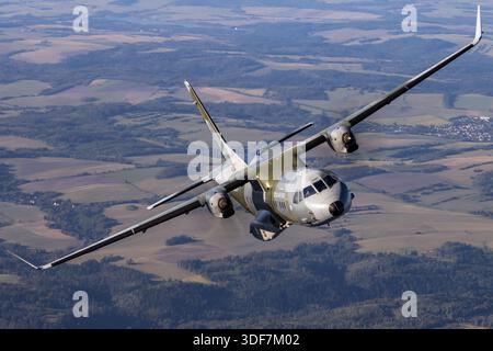 Das Bild zeigt ein Flugzeug der tschechischen Luftwaffe CASA C295MW, Kennzeichen 0481, Seriennummer S-172, mit der MFO Multinational Force & Observers Unit Markierungen während eines Luft-Luft-Fluges am NATO-Tag 2025. Die Nahansicht des Piloten zeigt das Cockpit, die Avionik und die Besatzungspositionen. Das mittlere Transportflugzeug mit zwei Pratt & Whitney Canada PW127G-Motoren verfügt über eine Hochflügelkonfiguration, eine hintere Laderampe und ein dreirädriges Fahrwerk. Das Foto zeigt das Flugzeug in einem Bankmanöver und zeigt den Rumpf und die Tragflächenstruktur im Detail. Stockfoto