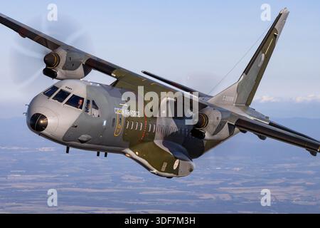 Das Bild zeigt ein Flugzeug der tschechischen Luftwaffe CASA C295MW, Kennzeichen 0481, Seriennummer S-172, mit der MFO Multinational Force & Observers Unit Markierungen während eines Luft-Luft-Fluges am NATO-Tag 2025. Die Nahansicht des Piloten zeigt das Cockpit, die Avionik und die Besatzungspositionen. Das mittlere Transportflugzeug mit zwei Pratt & Whitney Canada PW127G-Motoren verfügt über eine Hochflügelkonfiguration, eine hintere Laderampe und ein dreirädriges Fahrwerk. Das Foto zeigt das Flugzeug in einem Bankmanöver und zeigt den Rumpf und die Tragflächenstruktur im Detail. Stockfoto