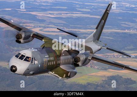 Das Bild zeigt ein Flugzeug der tschechischen Luftwaffe CASA C295MW, Kennzeichen 0481, Seriennummer S-172, mit der MFO Multinational Force & Observers Unit Markierungen während eines Luft-Luft-Fluges am NATO-Tag 2025. Die Nahansicht des Piloten zeigt das Cockpit, die Avionik und die Besatzungspositionen. Das mittlere Transportflugzeug mit zwei Pratt & Whitney Canada PW127G-Motoren verfügt über eine Hochflügelkonfiguration, eine hintere Laderampe und ein dreirädriges Fahrwerk. Das Foto zeigt das Flugzeug in einem Bankmanöver und zeigt den Rumpf und die Tragflächenstruktur im Detail. Stockfoto