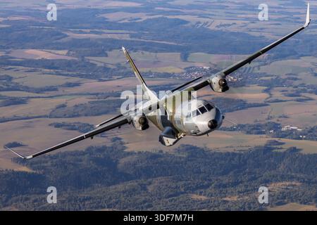 Das Bild zeigt ein Flugzeug der tschechischen Luftwaffe CASA C295MW, Kennzeichen 0481, Seriennummer S-172, mit der MFO Multinational Force & Observers Unit Markierungen während eines Luft-Luft-Fluges am NATO-Tag 2025. Die Nahansicht des Piloten zeigt das Cockpit, die Avionik und die Besatzungspositionen. Das mittlere Transportflugzeug mit zwei Pratt & Whitney Canada PW127G-Motoren verfügt über eine Hochflügelkonfiguration, eine hintere Laderampe und ein dreirädriges Fahrwerk. Das Foto zeigt das Flugzeug in einem Bankmanöver und zeigt den Rumpf und die Tragflächenstruktur im Detail. Stockfoto