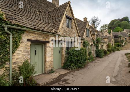 Die malerischen Arlington Row Cottages in Bibury, einem der schönsten Dörfer in den Cotswolds, England Stockfoto